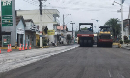 Trecho da rua dos Pioneiros começa a receber asfalto novo