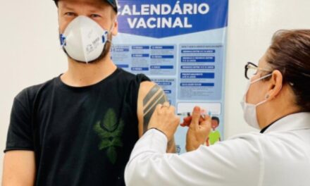 Rodrigo Hilbert volta a virar meme após vacina: ‘Construiu o postinho?’ – Entretenimento