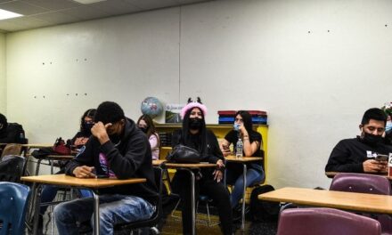 Receosos e com máscaras, alunos voltam às aulas em Miami – Notícias