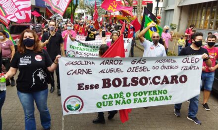 Atos pedem impeachment de Bolsonaro