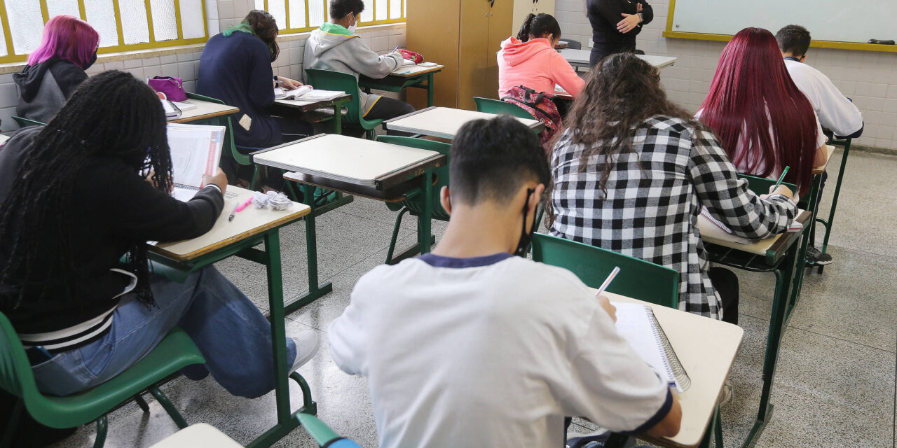 Bolsonaro libera R$ 3,5 bi para internet nas escolas após tentar vetar medida – 30/12/2021 – Educação