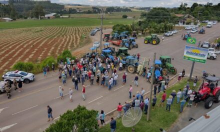 Diário do Alto Vale | Agricultores bloqueiam SC-110 e questionam fiscalização