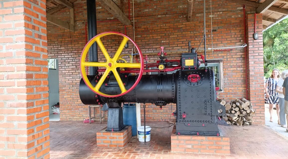 Diário do Alto Vale | Morador adapta máquina a vapor para produzir cerveja