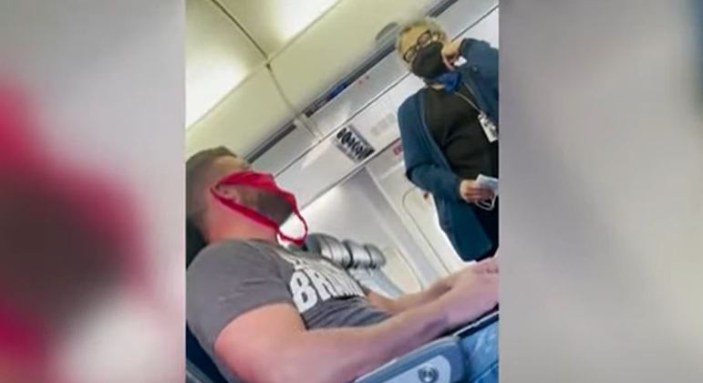 EUA: homem usa calcinha no lugar da máscara e é expulso de voo – Notícias