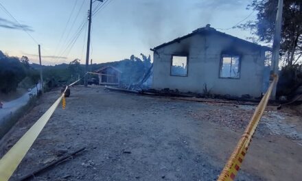 Diário do Alto Vale | Família perde tudo em incêndio e pede ajuda