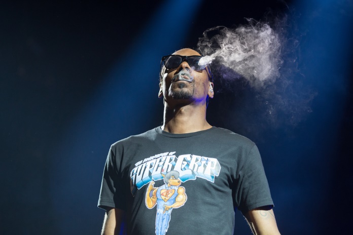 Snoop Dogg planeja lançar marca de hot dog chamada “Snoop Doggs”