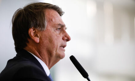 Bolsonaro diz que trabalha com Petrobras para reduzir preço dos combustíveis