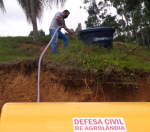 Administração Municipal e Defesa Civil de Agrolândia levam água potável à moradores que sofrem com estiagem