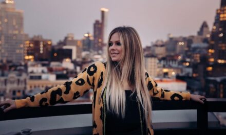 O single ‘Complicated’ da cantora Avril Lavigne celebra os 20 anos de lançamento