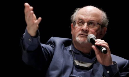 Salman Rushdie e a tentativa de calar livros e vozes – 18/08/2022 – Claudia Costin