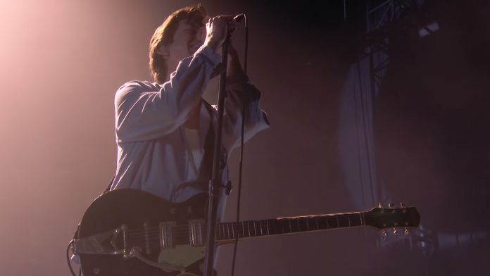 Vídeo em alta definição mostra retorno triunfal do Arctic Monkeys aos palcos britânicos