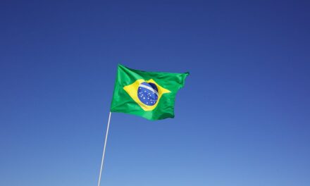 Crescimento de serviços do Brasil tem moderação em agosto e pressão de preços diminui, mostra PMI