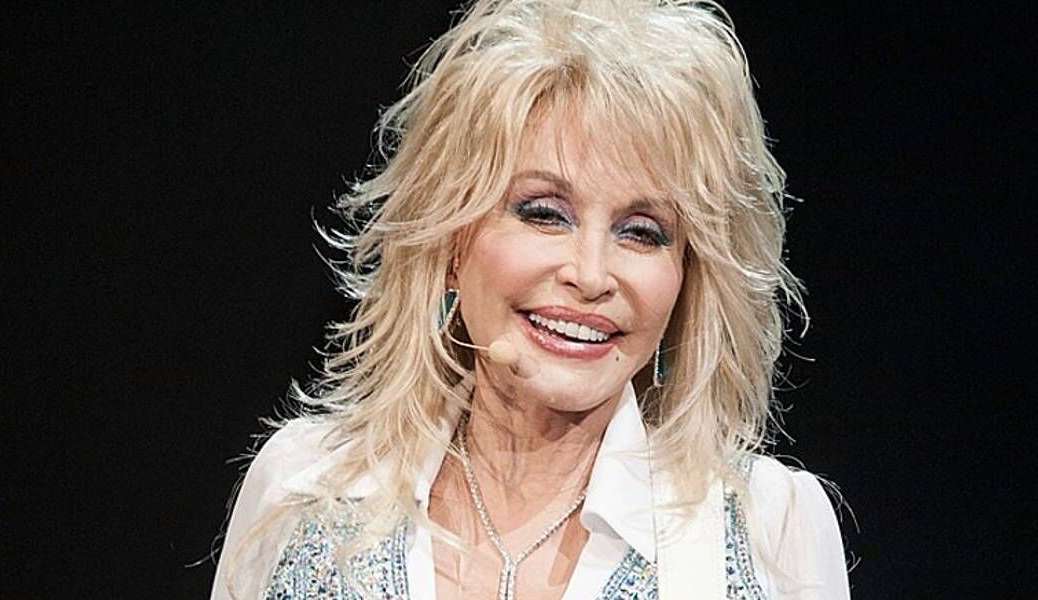 Dolly Parton pretende trazer lendas do rock e Miley Cyrus em seu novo álbum